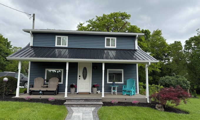 Powell Cottage | Walk to Muirfield – Backyard Pavilion & 2 Fire Pits for Ultimate Relaxation!