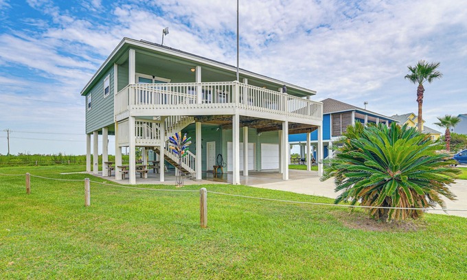 Port Bolivar House | Walk to Ocean: 'Pura Vida' Crystal Beach House!