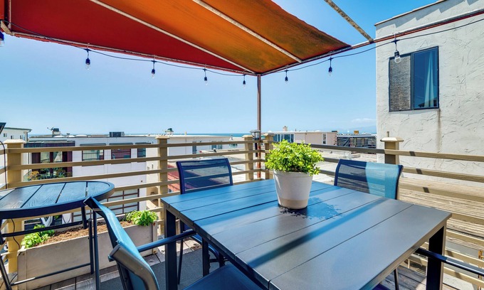 Sand Section House | Walk to Ocean: Manhattan Beach Home w/Deck