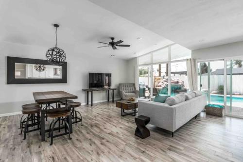 Western Villa House | Walk To Old Town, Free Heated Pool W Waterfall