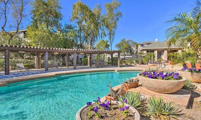 Camelback East Condo | Walk to Papago Park: Phoenix Condo w/Pool Access!