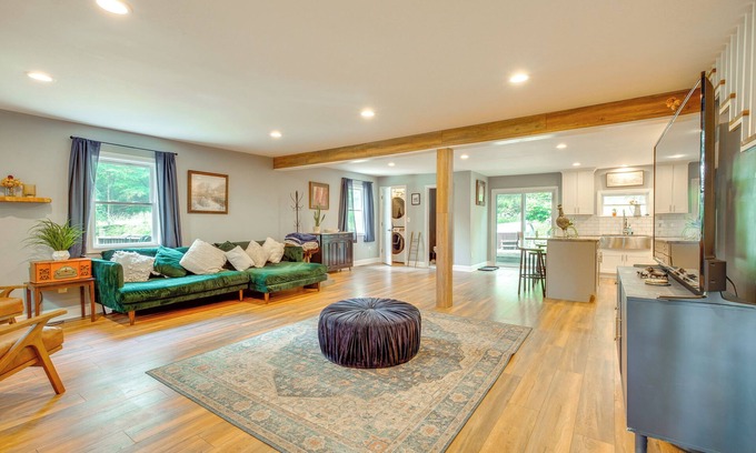 Putnam Lake Cottage | Walk to Putnam Lake: Updated Home w/Deck