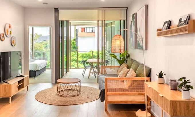 West End Apartment | Walk to River, Cute Designer 2BR Apt in West End