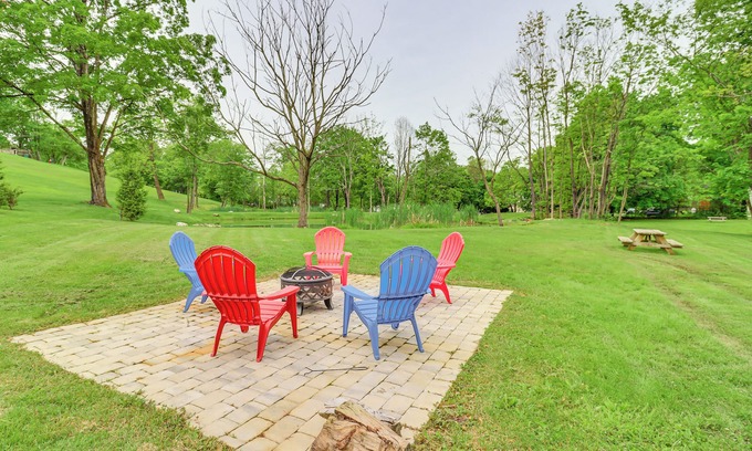 Saylorsburg House | Walk to Saylors Lake: Townhome w/Shared Perks!
