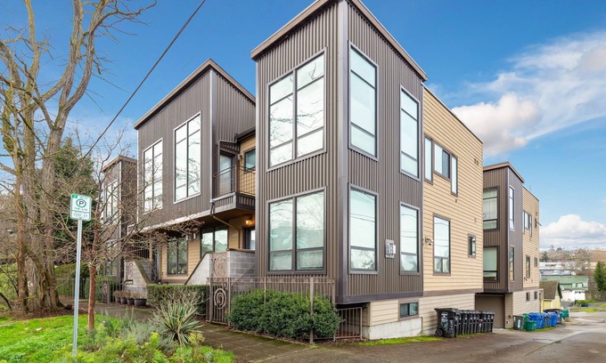 Columbia City House | Walk to Seattle's best hipster restaurants & food!
