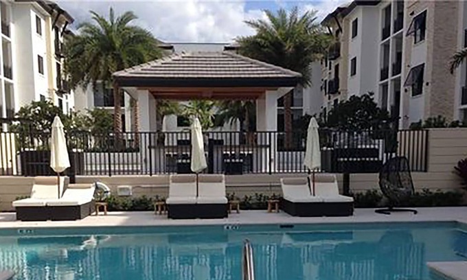 Redevelopment Area Condo | WALK TO SHOP & DINE, LARGE LANAI, SECURE, GARAGE PARKING… Annual also available