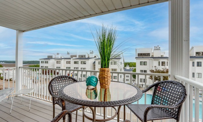 Osage Beach Condo | Walk to Shops & Lake: Pool-View Osage Beach Unit