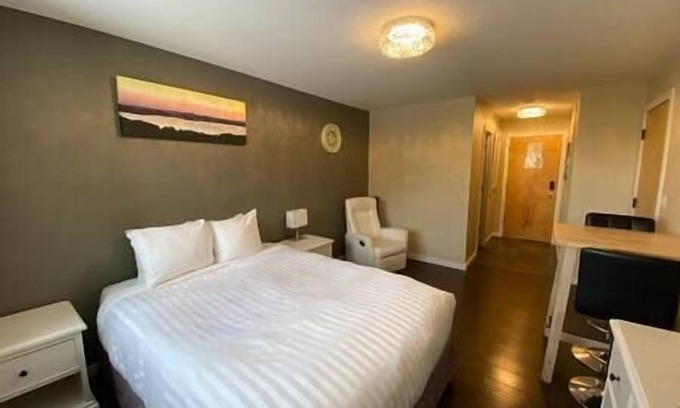 East Kootenay Apartment | Walk to Ski Hills/Private Suite/Hot Tub