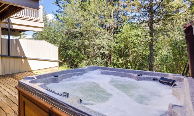 Mountain House House | Walk to Ski Lifts: Townhome w/Hot Tub in Keystone