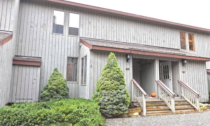 West Dover House | Walk to Ski Lifts with Perfect Location! 3 Bedroom Townhome plus Loft.