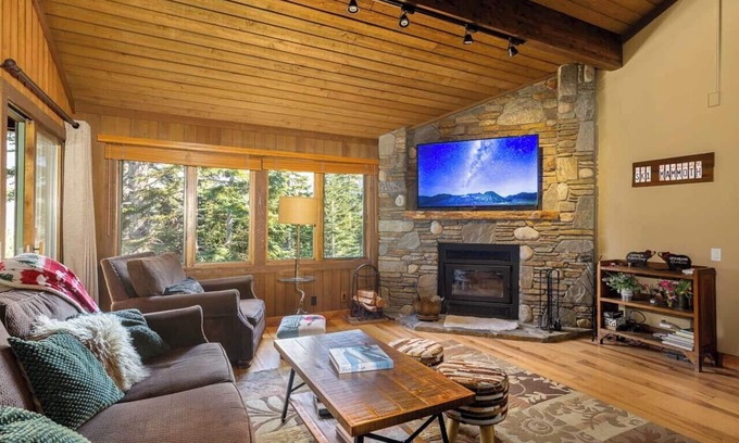 Mammoth Lakes Condo | Walk to Ski & Village, Views Condo, Pool & Spa 315