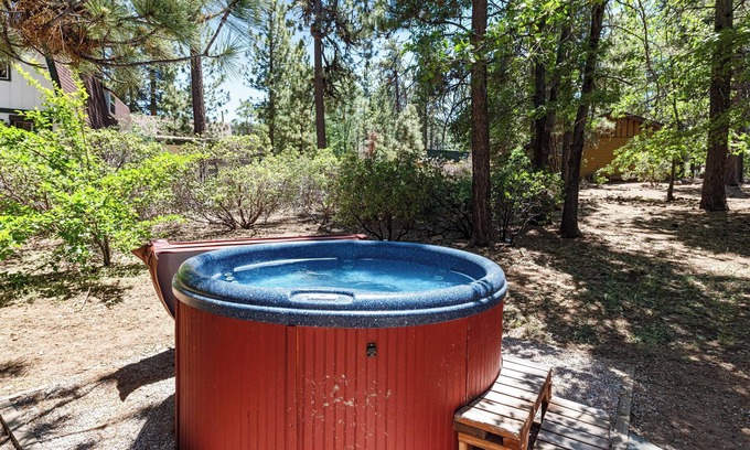 Summit Estates Cabin | WALK to SLOPES! HOT TUB, Adorable Cabin, GAME ROOM, Fire pit! ROMANTIC!