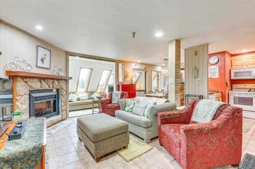 Snowshoe Apartment | Walk to Slopes Snowshoe Condo with Sunroom