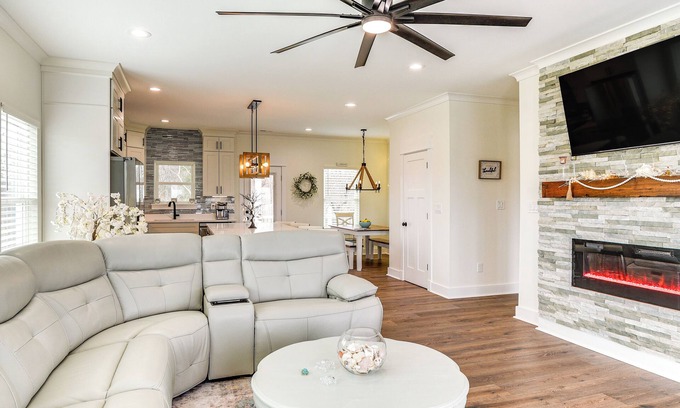 Birdsnest House | Walk to Smith Beach: Spacious Home w/Hot Tub