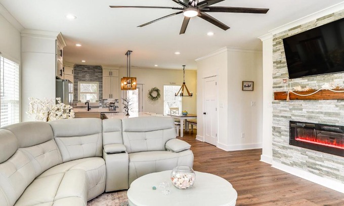Birdsnest House | Walk to Smith Beach Spacious Home with Hot Tub