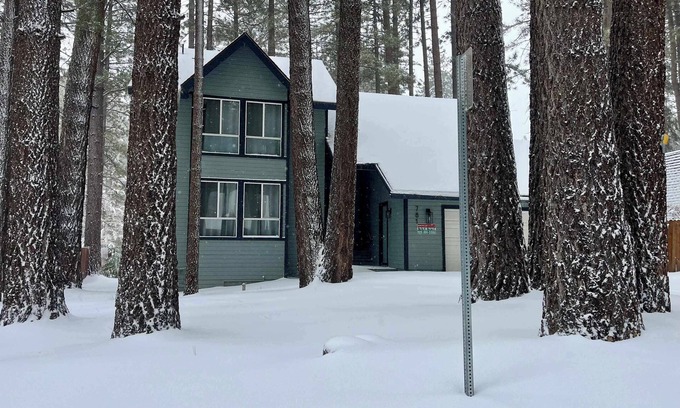 Summit Estates House | Walk to Snow Summit. Game room, BBQ and Spa!