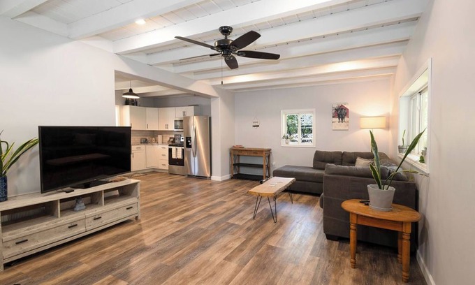 Manhattan House | Walk to stadium+ roof deck + 1 acre yard! 0.5 mile to KSU! nPet, family friendly
