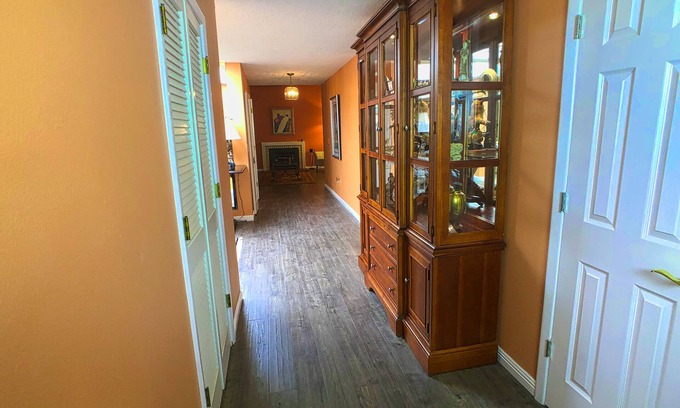 Bear Canyon House | Walk to Starbucks and Whole Foods. Enjoy Townhouse and Artwork