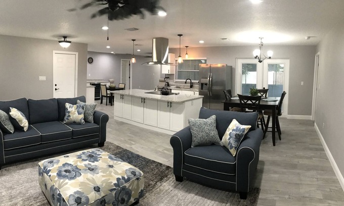 Tropic House | Walk to the Beach. Newly Remodeled Home