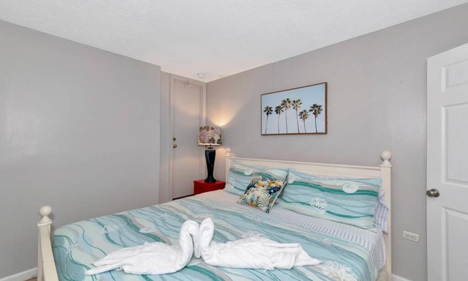 Siesta Key Village Apartment | Walk to the Beach and Village - Hibiscus Villa
