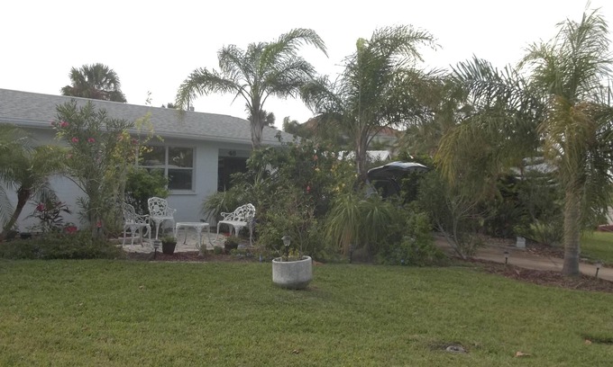 Ormond By The Sea Palt Cottage | Walk to the beach from this peaceful, pet friendly, hideaway.