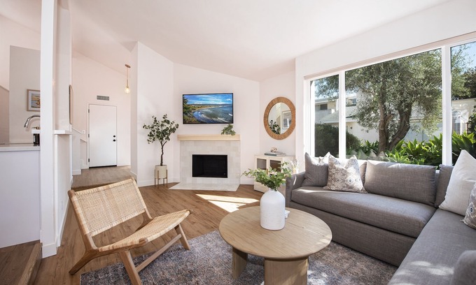 The Mesa House | Walk to the beach! Newly remodeled Townhome