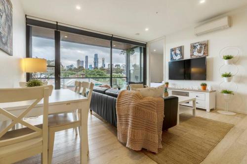 South Melbourne Apartment | Walk to the Grand Prix Track 01583