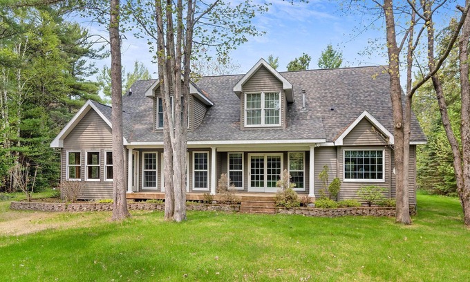 Mackinaw City House | Walk To The Lake, Beach, Indoor Waterpark And Downtown