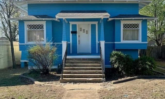 Pawhuska House | Walk to the Mercantile, downtown, Osage Nation offices, Osage Tribal Museum!