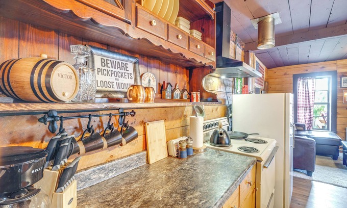 Cripple Creek Cabin | Walk to Town: Victorian Home w/Private Hot Tub