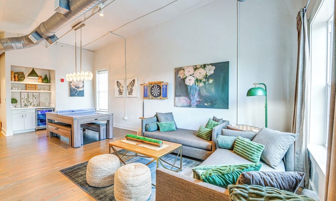 Hillsboro West End Condo | Walk to Vanderbilt: Eclectic Apt in Nashville