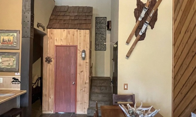 Mammoth Lakes Condo | Walk to Village - 1 bdrm + loft, 3 bath, sleeps 6