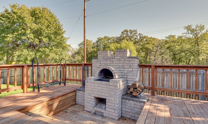 Azle House | Walk to Water: Cozy Eagle Mountain Lake Home