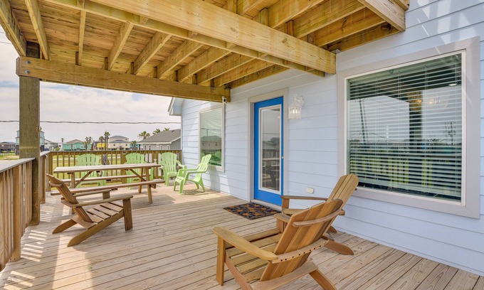 Surfside Beach House | Walk to Water: Family-Friendly Surfside Beach Home