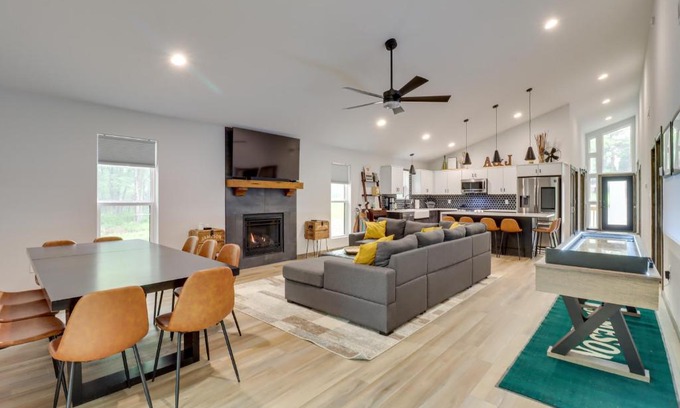 Lake Harmony House | Walk to Water Park Split-Rock Resort Home with Deck