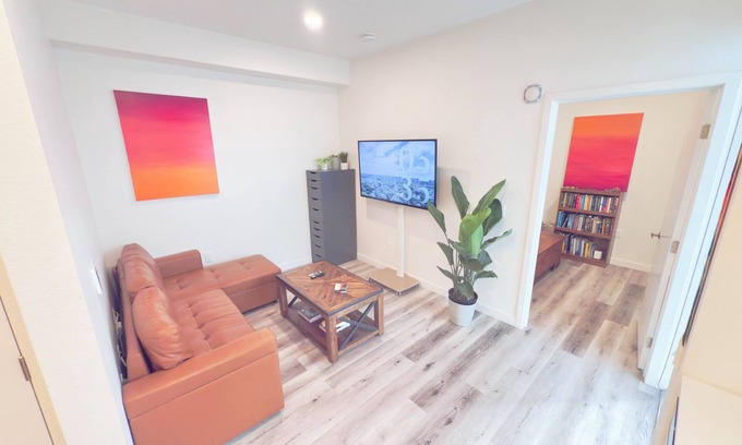 Hollywood Apartment | Walk to WeHo ✦ Heart of Hollywood