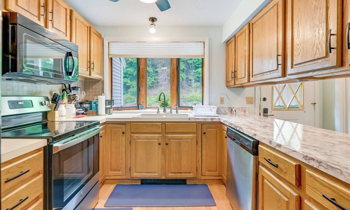 Bristol House | Walk to Wellington State Park: Alexandria Townhome