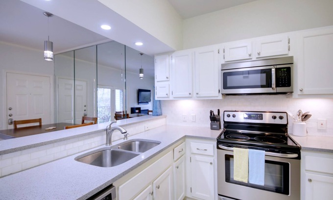 Bouldin Condo | Walk to Zilker Park, DT and more!