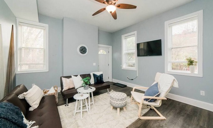 Manchester Apartment | Walkable and Spacious Apt - Parking - GroupStay