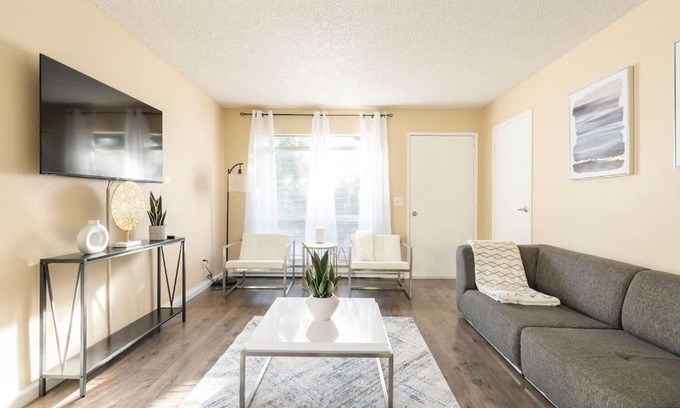 Downtown Apartment | Walkable condo in heart of vibrant D/n Redmond