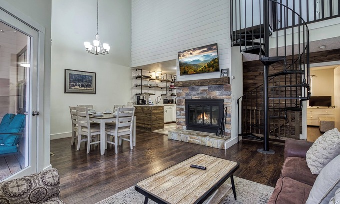Gatlinburg House | Walkable Dtwn Gatlinburg Townhome w/Pool Access!