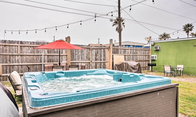 Galveston Apartment | Walkable Galveston Apartment w/Hot Tub Access