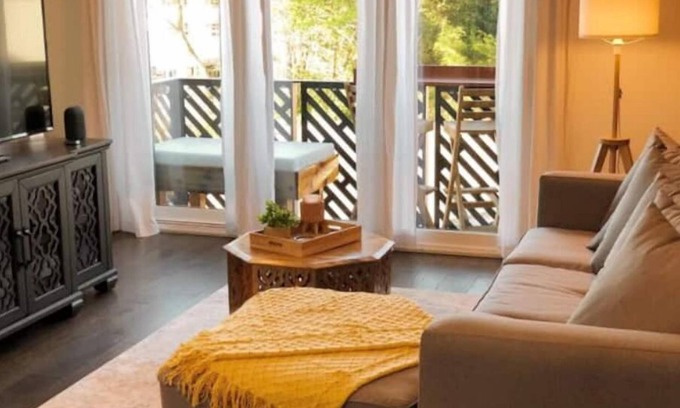 Charlotte House | Walkable Getaway in the QC SoEnd!