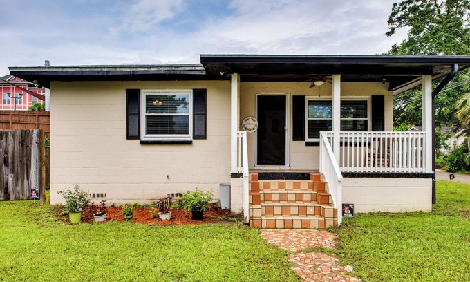 Griffin Heights House | Walkable to FSU Campus: Cozy Retreat w/Deck!