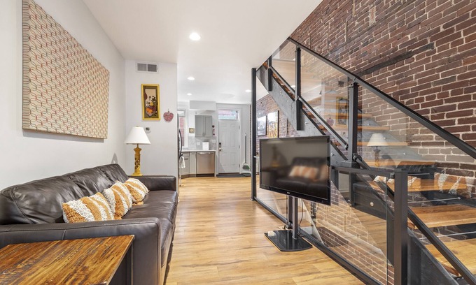 Pittsburgh House | Walkable to two of Pittsburgh's hottest neighborhoods. Free Off-Street Parking.