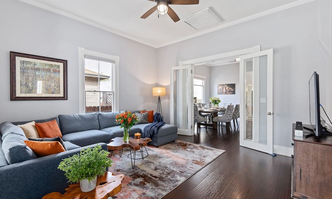 Santa Barbara House | Walkable wine, beaches, restaurants, downtown nights, and dolphin mornings