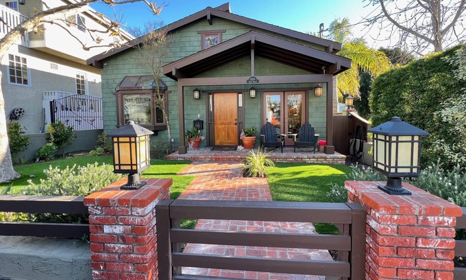Tree Section House | Walking distance to the beach - Tree section home with backyard