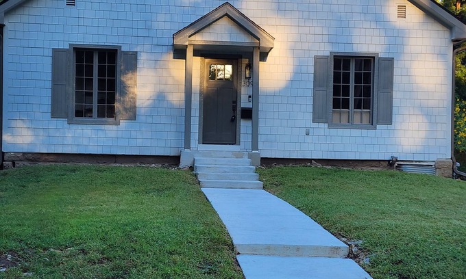 Manhattan House | Walking Distance to Aggieville, K-State, and City Park!
