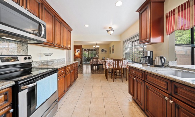 Southwest Anaheim House | Walking Distance to Disneyland with Spacious Driveway,Generous Backyard,Hot Tub!