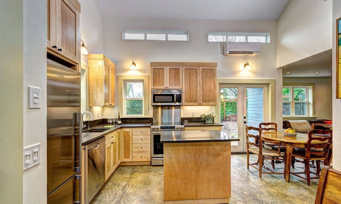Sellwood-Moreland House | Walking distance to everything in Sellwood - close to downtown & hospitals!